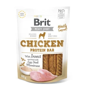 Brit® Jerky Protein Bar Chicken with Insect 80 gr – Super Premium Σνακ Πρωτεΐνης για Σκύλους Το Brit® Dog Snack Jerky Protein Bar Chicken with Insect 80 gr είναι ένα super premium σνακ επιβράβευσης για σκύλους, με κοτόπουλο και πρωτεΐνη από έντομα, ιδανικό για υγιεινή και ισορροπημένη διατροφή. Παρασκευάζεται με τη μέθοδο αργής ξήρανσης στον αέρα σε χαμηλή θερμοκρασία, διατηρώντας τη φυσική γεύση και τα θρεπτικά συστατικά του κρέατος, ενώ εξασφαλίζεται η ασφάλεια μέσω συστήματος ποιότητας (QMS). Η σύνθεση με άπαχη πρωτεΐνη και απαραίτητα αμινοξέα συμβάλλει στην ενίσχυση της μυϊκής ανάπτυξης, στη διατήρηση υγιούς δέρματος και τριχώματος, καθώς και στην πρόληψη της παχυσαρκίας. Παράλληλα, η μάσηση βοηθά στη βελτίωση της στοματικής υγιεινής. Η πρωτεΐνη εντόμων αποτελεί μια βιώσιμη και υψηλής θρεπτικής αξίας επιλογή, ενώ η εξαιρετική γεύση το καθιστά ιδανικό για καθημερινή επιβράβευση και ενίσχυση της σχέσης με τον σκύλο σας. ✔️ Βασικά Οφέλη: Υψηλή περιεκτικότητα σε πρωτεΐνη (κοτόπουλο & έντομα) Αργή ξήρανση για διατήρηση γεύσης & θρεπτικών συστατικών Υποστήριξη μυϊκής ανάπτυξης & ενέργειας Συμβάλλει σε υγιές δέρμα & λαμπερό τρίχωμα Βοηθά στη στοματική υγιεινή μέσω μάσησης Κατάλληλο για επιβράβευση & καθημερινή χρήση Βιώσιμη πηγή πρωτεΐνης από έντομα